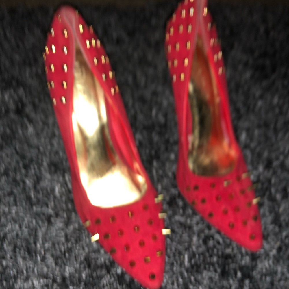 Red pumps